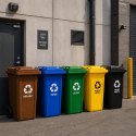 Zestaw 3 koszy na śmieci pojemniki 3x240L niebieski zielony żółty makulatura szkło plastik gumowe koła